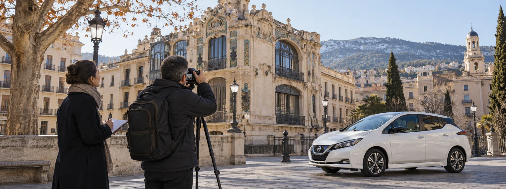 Escena ilustrativa inspirada en Alcoy, con vehículos que no forman parte del inventario